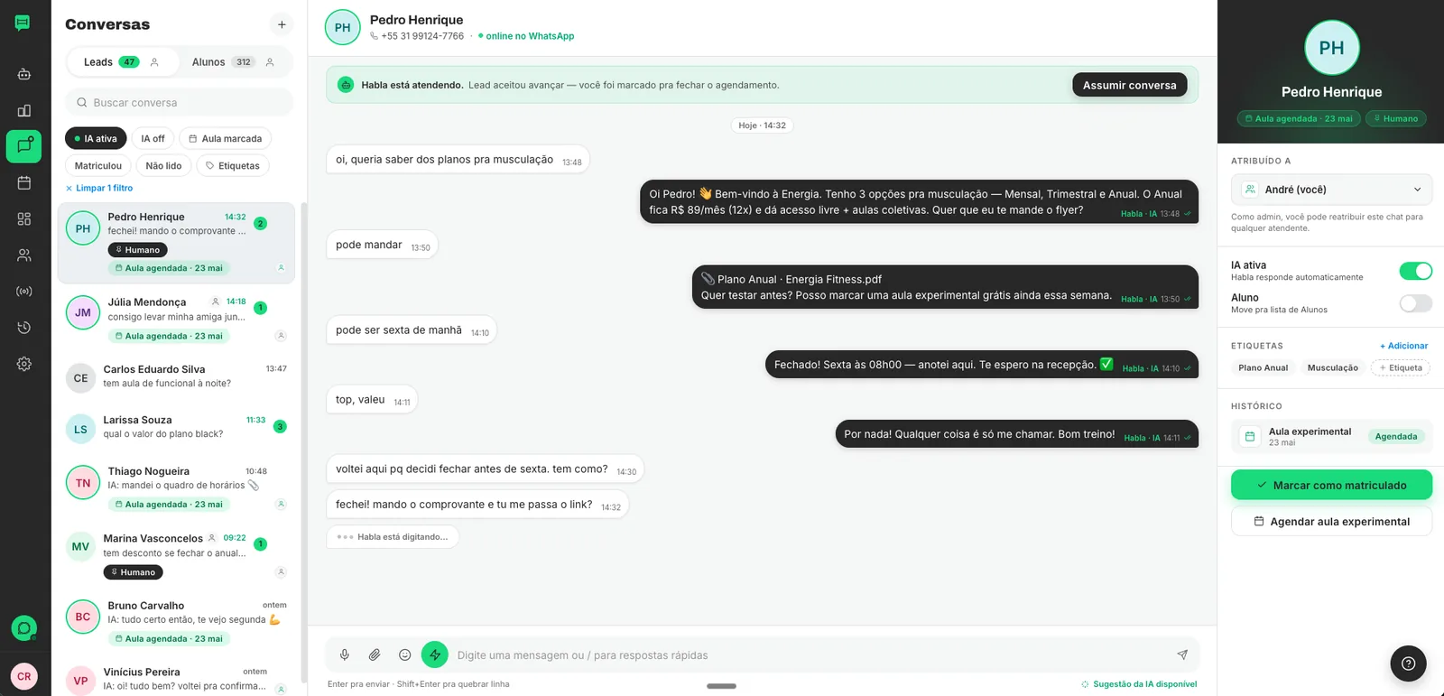 Tela de chat da HablaFit com IA atendendo e opção de assumir a conversa