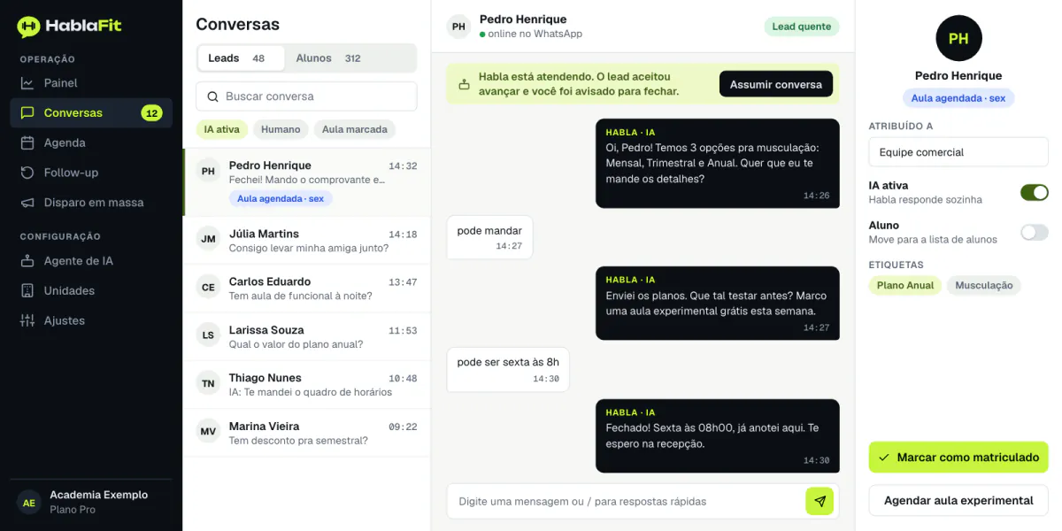 Tela de chat da HablaFit com IA atendendo e opção de assumir a conversa